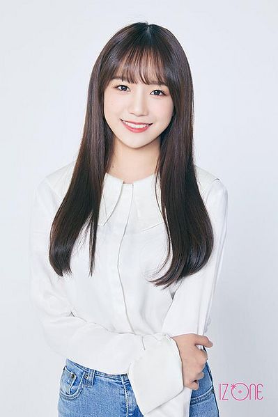 File:JoYuriIZONE2018.jpg